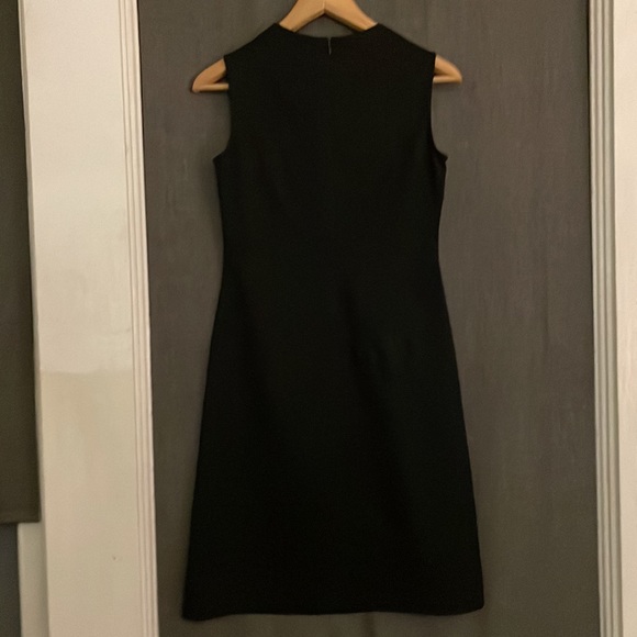 Simple black slightly a line sleeveless dress - Picture 3 of 3
